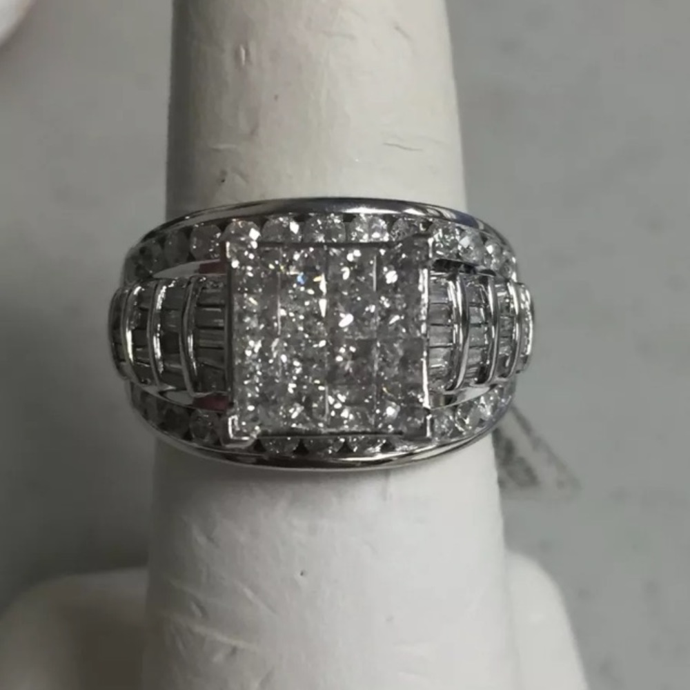 Gorgeous 1.50 carat 14k white gold diamond ring